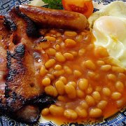 Bacon in beans and tomatoes